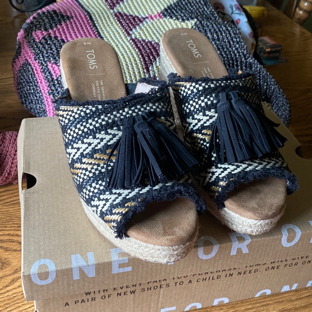 TOMS size 8 sandal